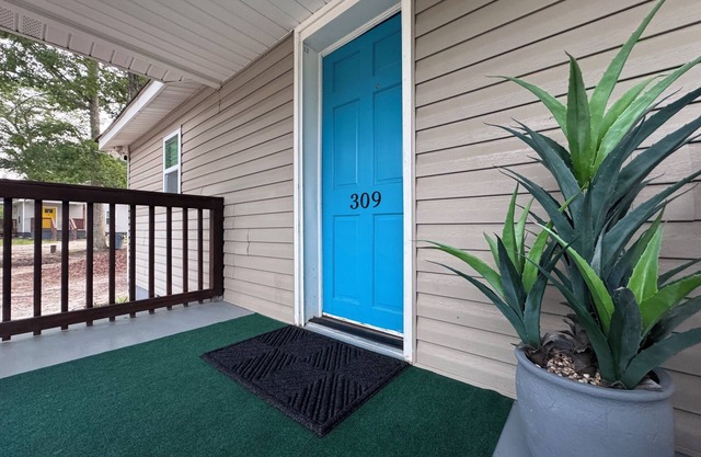 Teal Door: Charming 2-bedroom cottage with WiFi, AC in fabulous Simpsonville
