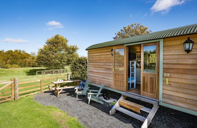 TEASEL SHEPHERD'S HUT, near Berwick upon Tweed - sleeping 4 guests