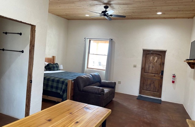 Ten Bits Ranch - Room #19 Lewis Land & Cattle Co.