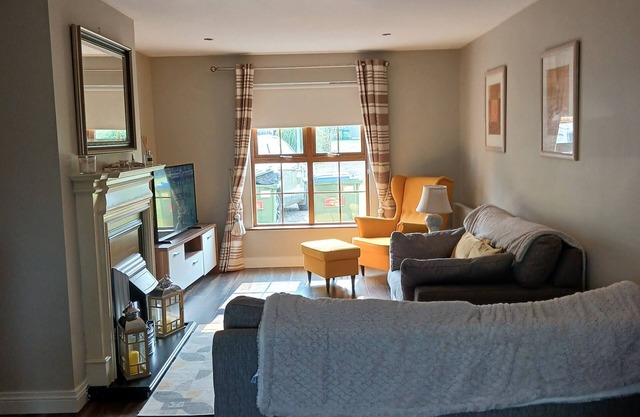 Terraced house in private estate 10 minute walk to kenmare bars and restaurants