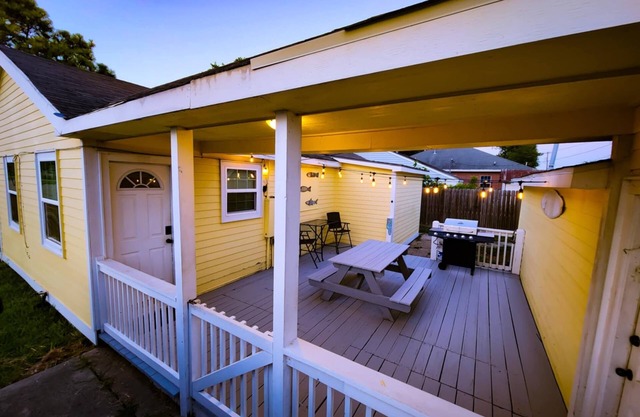 Texas City Salty home~ king bed- outdoor patio near Galveston, Kemah, fishing