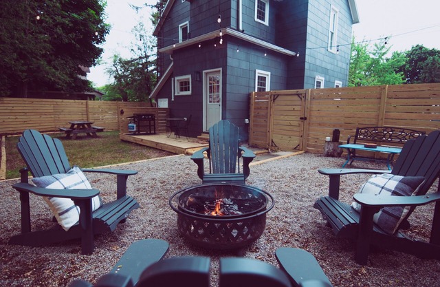 That Place on 6th Street close to downtown, beaches, & private backyard