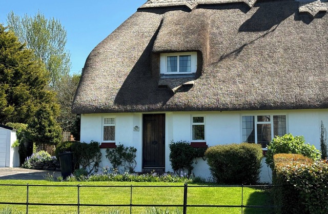Thatched Cottage - Sleeps 6 with Countryside Views