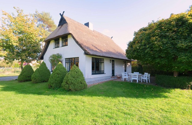 Thatched cottage with large garden and fireplace