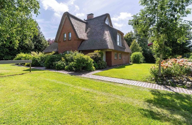 Thatched-roof country house "Mini-Haubarg" in Tating - stylish, child-friendly & beachy