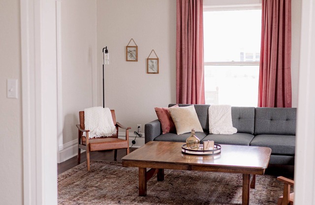 The 1905 - Spacious Downtown Farmhouse - 4bd/2ba