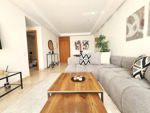 The 53 Gauthier by IB Signature - Stylish two-Bedroom flat - Wifi, Self Check-in, Day and Night Security, close to all facilities