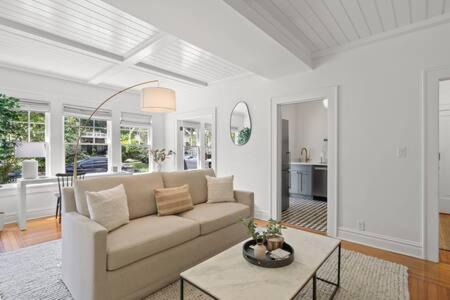 The Adaline Room #4 - Gorgeous Hyde Park Apartment, Steps to Bayshore