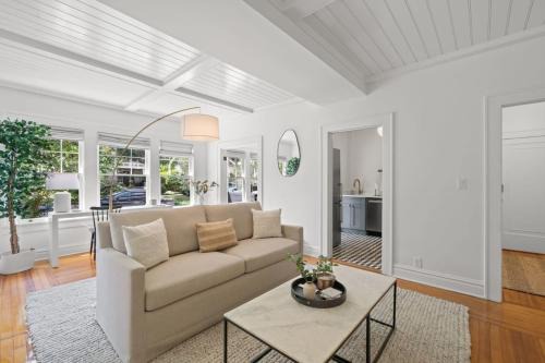 The Adaline Room #6 - Stunning Hyde Park Apartment, 1st Floor, Steps to Bayshore