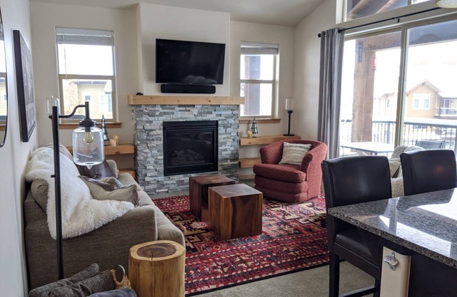 The Adventure Loft! Free ski shuttle and sledding hill! Walk to restaurants!