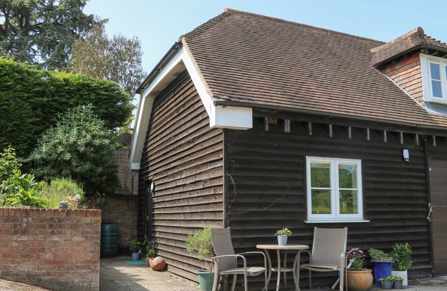 THE ANNEXE, romantic, with a garden in Petworth