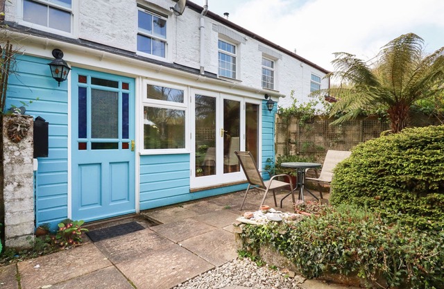 THE ARK COTTAGE, pet friendly, character holiday cottage in St Blazey