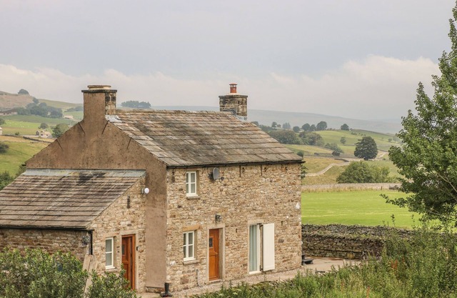 THE ASPENS, pet friendly, with hot tub in Middleton-In-Teesdale