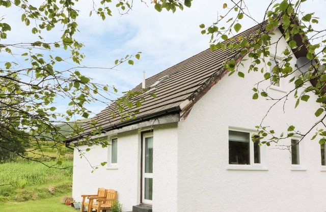 THE AULD TYNDRUM COTTAGE, pet friendly, with open fire in Tyndrum
