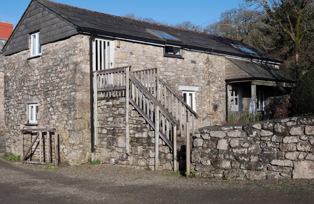 THE BARLEY CRUSH, pet friendly, with open fire in Bodmin Moor