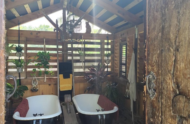 The Barracks, beautiful 2-bedroom private cottage with garden bath and porch
