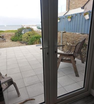 The Beach House Annalong Cosy beachview cottage