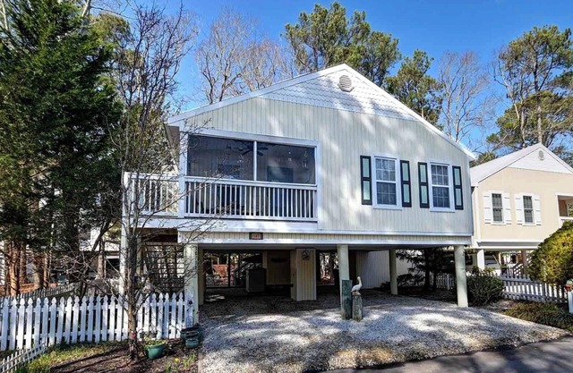 The Beach Treehouse located in Clearwater Community! WIFI, Community Pool, 3 miles to the Beach! *New Booking Incentive! Book and receive a 3 day pass to Delaware State Beaches. Inquiry for details!*