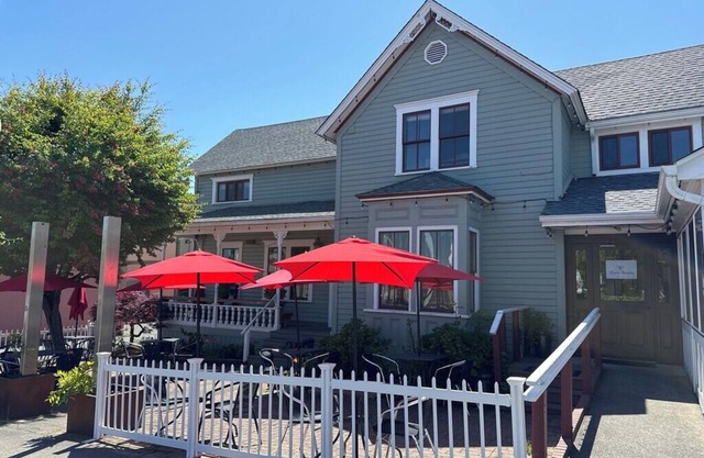 The Bee Suite - Heart of Friday Harbor -1BR Condo, WiFi, AC, Walk to everything!