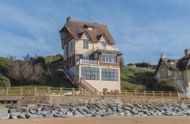 The Benervilloise villa with its feet in the water