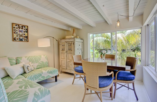 THE BEST LOCATION-HUGE YARD and PRIVATE COTTAGE- PALM COTTAGE -SUMMERLA