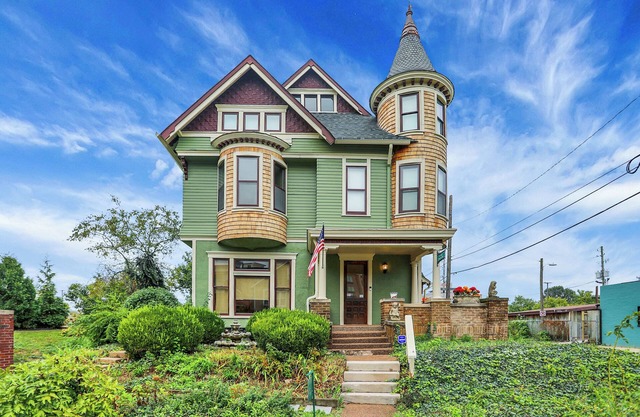 The Birdhouse on Meridian - Entire Property