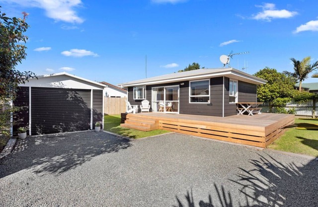 The Black Bach - Mt Maunganui Holiday Home