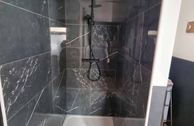The black tendance, maxi studio hyper center, 1km from train station, tourism/business