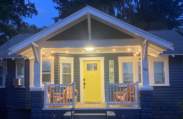 The Blue Pearl Cottage (Only minutes to the beach!)