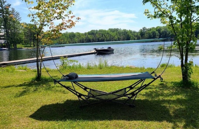 The Boathouse - 3-bedroom Waterfront Cottage