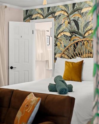 The Boho Jungalow - Private, HotTub, Downtown