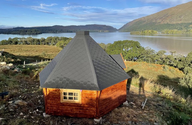 The Bolthole - Romantic wood cabin in a spectacular Lochside setting