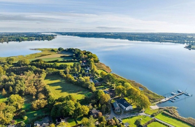 The "Bootshaus" is located in quiet Ulsnis with a lot of nature around the house, just behind the coach house at the ferry house, plus its own garden of approx. 1000m², which is currently still in the growth phase, pure nature