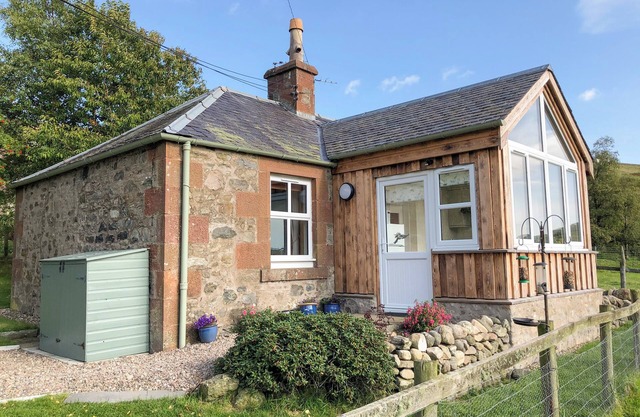 THE BOTHY, pet friendly, character holiday cottage in Kirriemuir