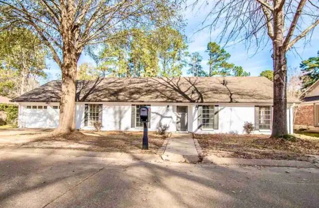 The Briarcliff - 4 bedroom/3 bath home with back patio and large back deck