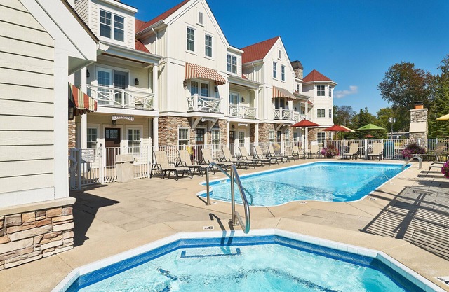 "The Bridgeport" Luxury Townhome, Pool, Hot Tub, Golf Membership, Near Lake and Beaches