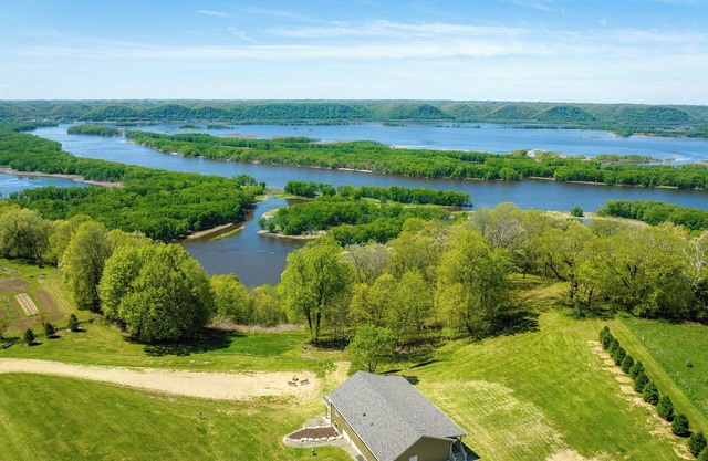 The Bridgeview Lodge, Hot tub, Amazing River Views and sun sets.