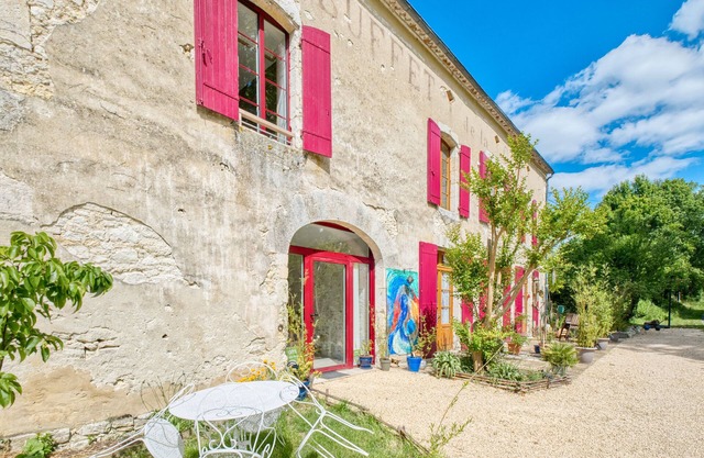 The Buffet de la Gare: Historic Gîte with Private Terrace in the Heart of Périgord Pourpre