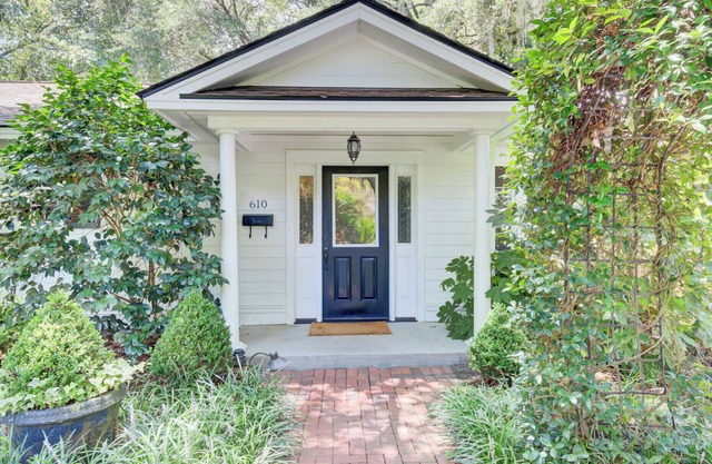 The Bungalow - Charming 2 Bed/2 Bath Guest House on 2 acres in Summerville, SC