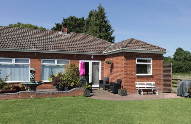 THE BUNGALOW, family friendly, with a garden in Dunnington
