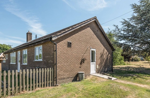 THE BUNGALOW, pet friendly, with a garden in Cleobury Mortimer