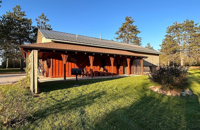 The Bunkhouse, cozy studio in adorable Ladysmith. Escape to the Northwoods!