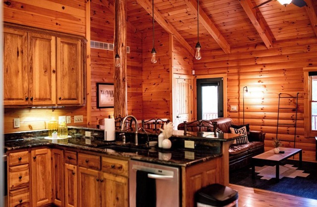 "The Bunkhouse" Luxury Cabin n-Hot Tub-Pond - Indoor Sauna - Sleeps 12