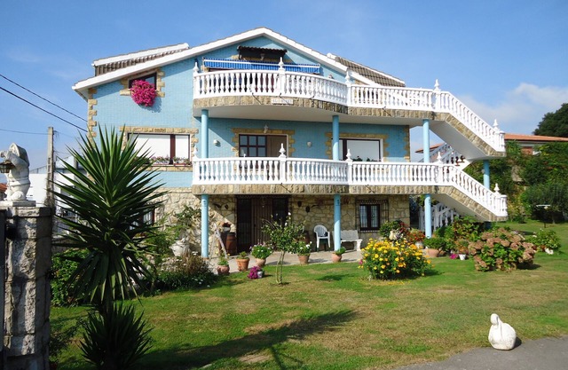 The Burby II apartment with garden in Somo (Cantabria).