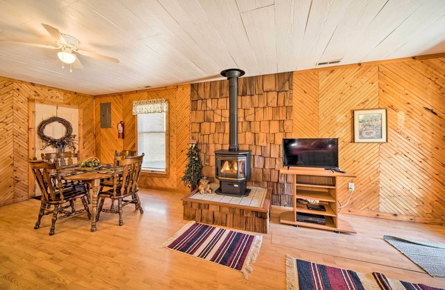 'The Burgundy Cabin' Iowa Retreat: Pond & Fire Pit
