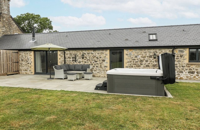 THE BYRE, pet friendly, with hot tub in St Brides Major