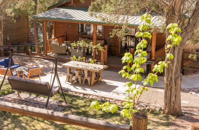 The Cabbage in Bison Ridge is minutes away from dining, hiking, and snow skiing.