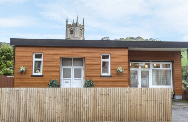 THE CABIN, pet friendly, character holiday cottage in Combe Martin