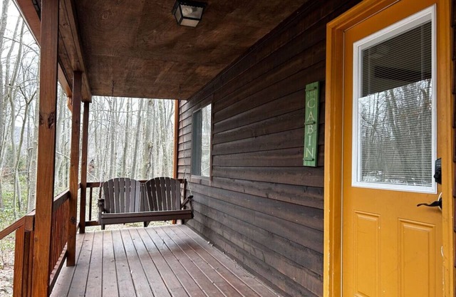 The Cabin Pet-Friendly, Short Walk to the Beach w/AC