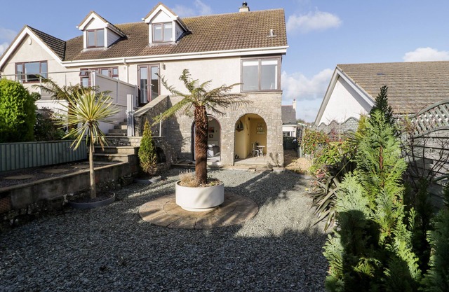 THE CHALET, romantic, country holiday cottage in Benllech